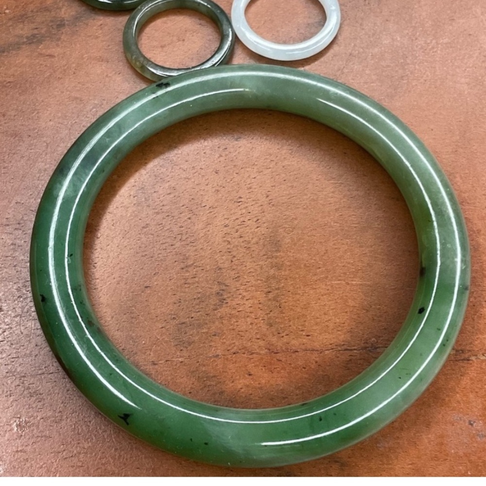 Gorgeous authentic nephrite natural jade bangle - with $850 appraisal